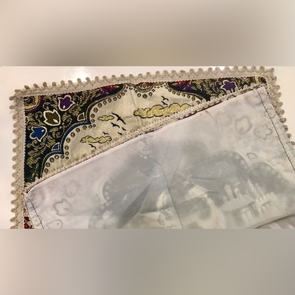 2 Decorative Pillowcases with Romeo & Juliet Design and Golden Threaded Stitches - Picture 2 of 2